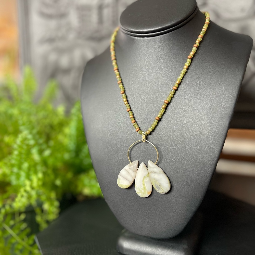 Marble teardrops with Vesuvianite, gold-tone and wooden vintage beaded necklace - Picture 2 of 6